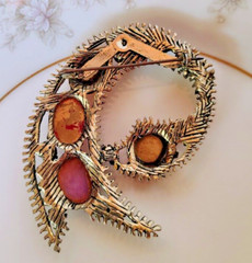 VTG BROOCH Textured Gold Tone Paisley Shape Fire Opal Cabochon Pink Red 2.5 in