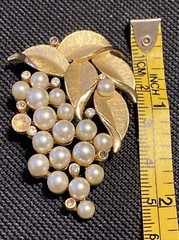 Crown Trifari Brooch Gold-tone Faux Pearls & Diamante Grape Bunch 1955-1969