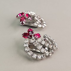 Vintage Hattie Carnegie Rhinestone Clip On Earrings Red Silver Tone Swirl 1 1/8″