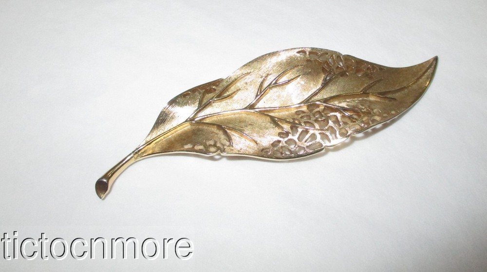 VINTAGE CROWN TRIFARI GOLDEN TRIFARIUM LONG LEAF PIN BROOCH