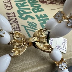 NWT VTG 1950s-1960s CROWN TRIFARI White Lucite Enamel Fleurette Bracelet Jewelry