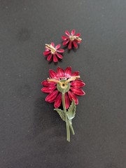 VINTAGE 1960s LARGE RED ENAMELED MULTI-LAYER FLOWER BROOCH & EARRINGS T14