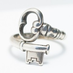 Vintage AVON 1976 Sterling Silver Skeleton Key Wrap Bypass Ring Size 7.5-8.5
