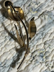 Woman’s Vintage Gold Tone Flower With Pearl Brooch Measuring 1.4/3.5 Inches