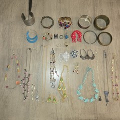 VINTAGE ASSORTED JEWELRY LOT / 31 Pieces