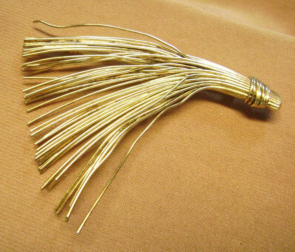 VINTAGE WISK /BRUSH/BROOM WIRED 2.5″ LENTH GOLD TONE BROOCH