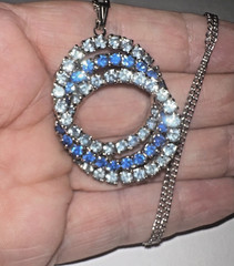 STUNNING Vintage Blue Rhinestone Swirl Pendant Necklace Silver Tone 15″