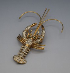 VINTAGE MOVING TAIL LARGE LOBSTER BROOCH CRYSTAL RHINESTONE FIGURAL 4.25″