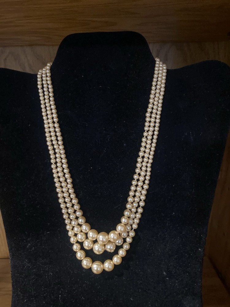 VTG 1950’s College Co-ed or TV Mom Triple Strand Luminescent Faux Pearl Necklace