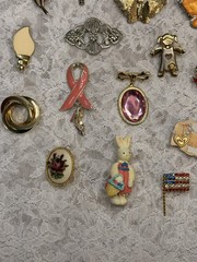 Lot of 20 Varied Size & Styled Pin Brooches Jewelry Some Vintage Some Modern