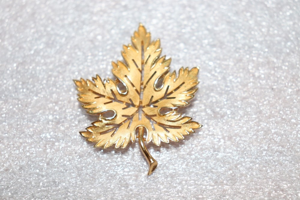 Signed 1955-1969 CROWN TRIFARI Gold Tone Maple Leaf Brooch/Pin