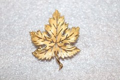 Signed 1955-1969 CROWN TRIFARI Gold Tone Maple Leaf Brooch/Pin