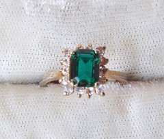 Vintage faux emerald ring 18 KT GEL yellow gold plate size 7 clear rhinestones