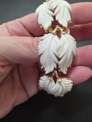 Vintage Lisner 1960 Bracelet With White Lucite Leaves Set On a Goldtone Metal…
