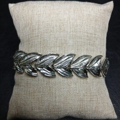 Vintage Textured And Polished Leaves Link Bracelet Silver Tone. 10883