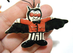 2 Heather Goldminc Brooch Pins Glazed Ceramic Halloween Dracula & Jack O Lantern