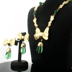 Vintage Catwalk John Jewelry Set – Gold‑Tone Bow Necklace & Green Drop Earrings