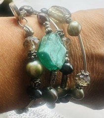 Boho Memory Wire Wrap Bracelet Green Art Glass Beaded Silver Tone Artisan Style