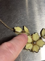 Vintage Signed Crown TRIFARI Poured Glass Bezel Flower Necklace 15.5″ pls read