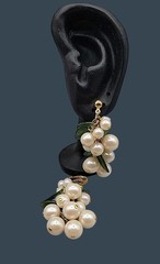 Vtg Avon Pearlesque Grape Cluster Dangling Post Earrings 1997 Faux Jade Accent