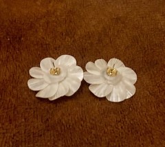 Vintage Mother Of Pearl Cosmos Flower Earrings Gold Tone Pierced Post Statement