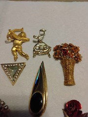 VARIETY OF VINTAGE BROOCHES LOT 21PC wear, repair, parts