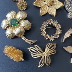 Vintage 19 Pc Brooch Lot Gold Tone Flower Butterfly Bow Feather Bug Nature