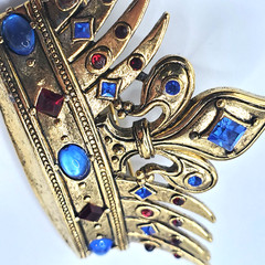 Vintage WONDERS 2004 ”Masters of Florence Medici” Rhinestone Crown Brooch Pin