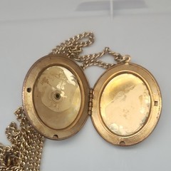 Vintage Cameo Locket Pendant Necklace Gold-Tone Oval Brown Beige Stone Beauty