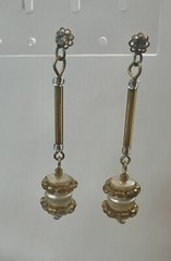 ELEGANT VINTAGE 1960’S STYLE GOLD TONE AND BEIGE CREAM BEAD DANGLE EARRINGS