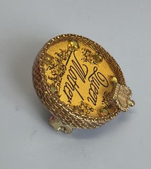MAXIMAL ART John Wind Vintage “Queen Mother” Round Gold Tone Resin Enamel Pin