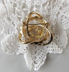 GORGEOUS YELLOW GOLD PLATED SPARKLING RHINESTONE SET 1 5/8″ STATEMENT BROOCH