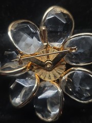 VINTAGE SWAROVSKI FLOWER DAISY GOLD PLATED BROOCH W/ CLEAR RHINESTONE SETTINGS