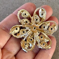 VTG Signed JUDY LEE Gold Tone Vibrant Blue Rhinestone Brooch Pin 2.25″ Diameter