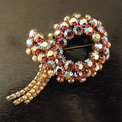 VINTAGE 1960’s D&E JULIANA RED and CLEAR AURORA BOREALIS BROOCH / LARGE 3 3/8″