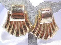 Gold Tone Dangly Doorknocker Shell Sooo Pretty Vintage 80’s Earrings 595a2