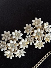 Vtg White Daisy Necklace Bracelet Brooch Earrings Parure Set Gold Toned Gift Box