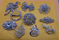 ~VINTAGE LOT OF 10 RHINESTONE JEWELRY PIN / BROOCH AUSTRIA DECO MCM 1950s ETC.~