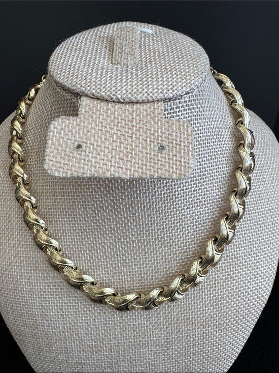 VTG 1950s/1960s Unsigned Coro Textured Leaf Choker Necklace Brushed Gold Tone