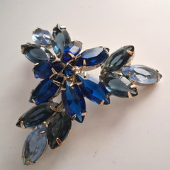 Vintage Blue Navette Prong Set Glass Rhinestones Gold Tone Brooch Pin 2 1/4″