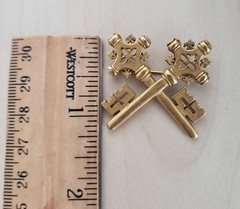 Signed MMA 1982 Vintage Matte Gold Tone Skeleton Key Brooch Pin St. Peter’s Keys