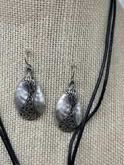 Vtg Teardrop-shaped silver tone Premier Designs Necklace and Earrings set te01