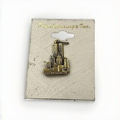 Vintage Pincharmingo NY New York Skyline World Trade Center Goldtone Charm