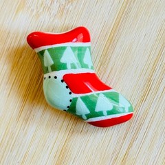 VTG Flying Colors Christmas Tree Sock stocking Pin Brooch Ceramic signed Holiday