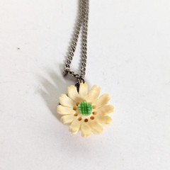 Vintage Carved Celluloid Cream Flower Daisy Dainty Delicate Pendant Necklace 16″