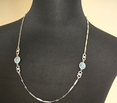 Vtg Sarah Coventry Flat Hammered Link w Turquoise Color Stones – 29 in Necklace