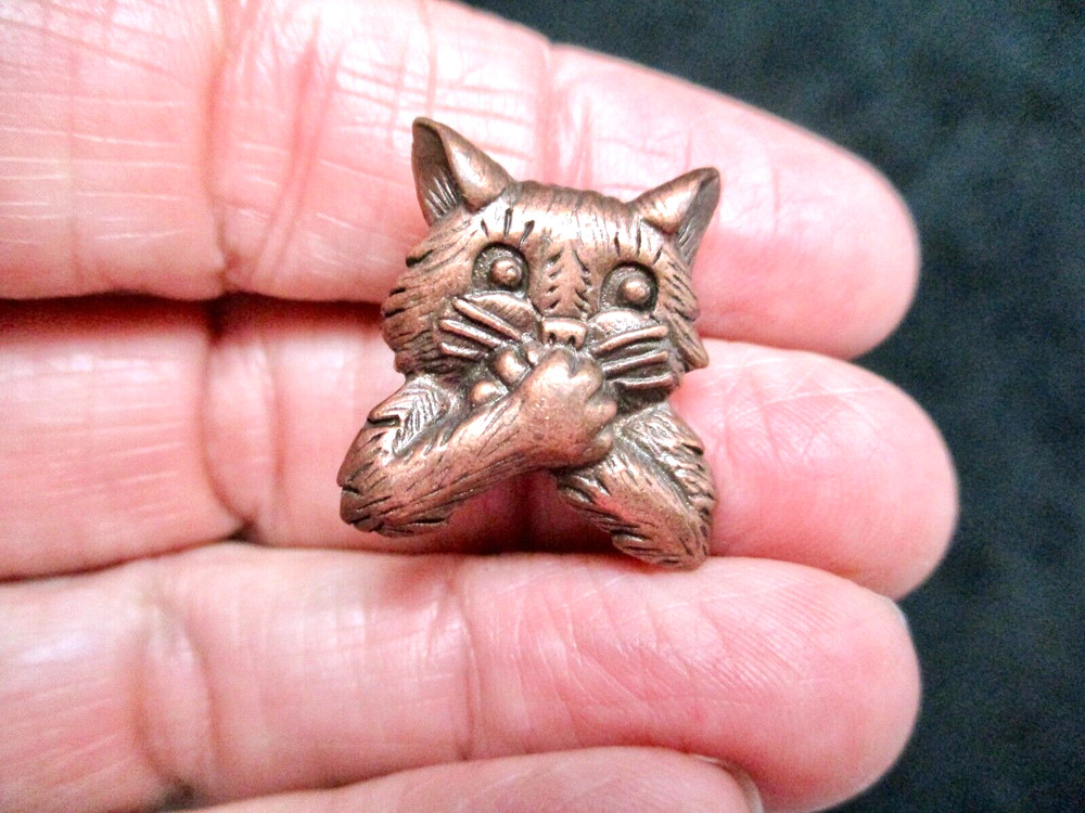 Vintage-1980’s “JJ” Copper Tone BASHFUL Cat/Kitty Tack Pin
