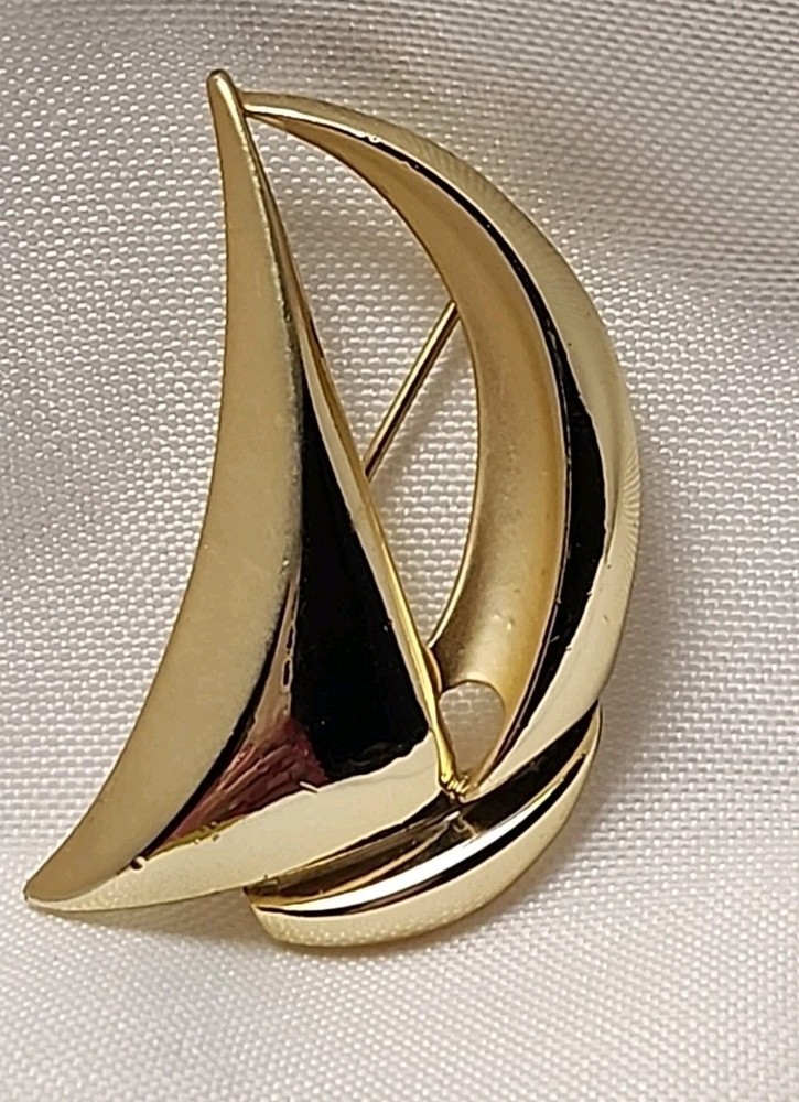 Vintage Broach Goldtone Sailboat Signed Quality Costume Jewelry Nautical EUC