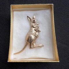 1975 VINTAGE AVON FASHION ACCENTS IN JEWELRY Kangaroo Gold-tone Pin 2.0 in
