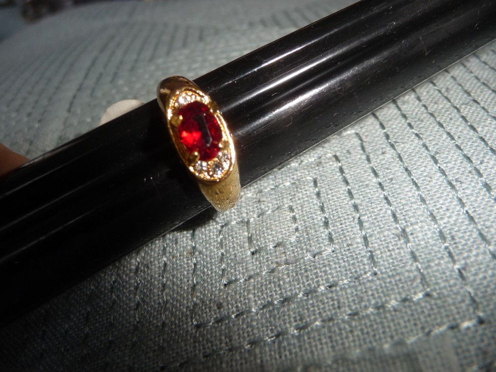 18KT G E PLATED GOLD TONE TINY RED STONE SZ 7.5 RING #31/18-1